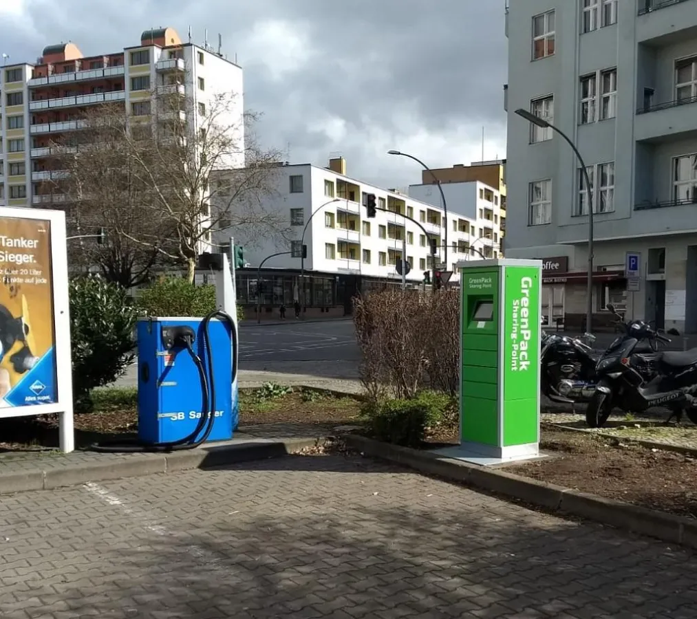 An zwei Aral Tankstellen in Berlin können Akkus an GreenPack Sharing Points gewechselt werden.