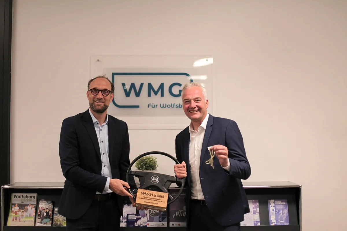 Hofschröer übergibt das Lenkrad an van de Loo (© WMG Wolfsburg)