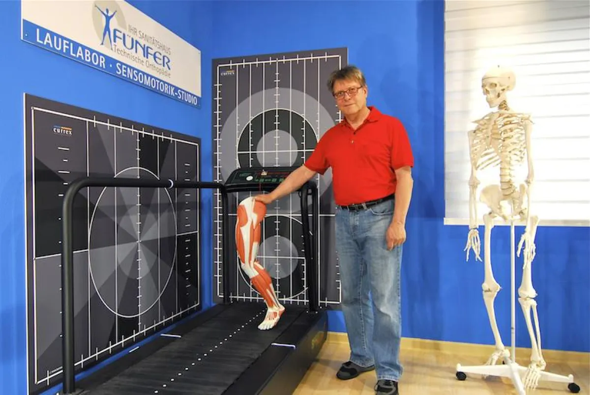 Auf dem Laufband werden Bewegungsabläufe analysiert