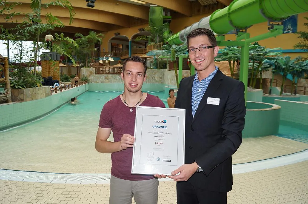 Fürs AquaMagis-Team freuen sich: Tino Klein (Marketing) u. Betriebsleiter Martin Roth (v.l.n.r.).