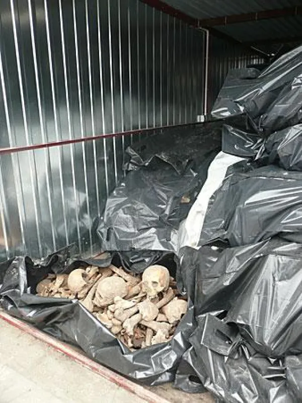 Viele der Gebeine im jüngst entdeckten Massengrab von Marienburg sind nicht mehr zu identifizieren. Es gibt kaum Informationen und wenig Indizien, die helfen könnten, das Schicksal dieser Menschen zu 