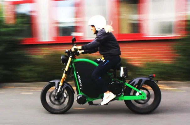 Bild: Bundesliga-Star Gina Chmielinski testet einzigartiges E-Motorrad!