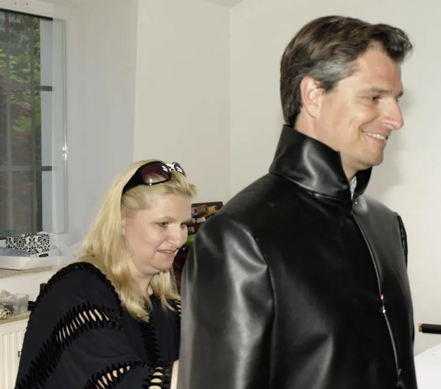 Designerin Elke-Steffen Kühnl beim letzten Feinschliff für Dorian Steidls Life Ball Outfit.