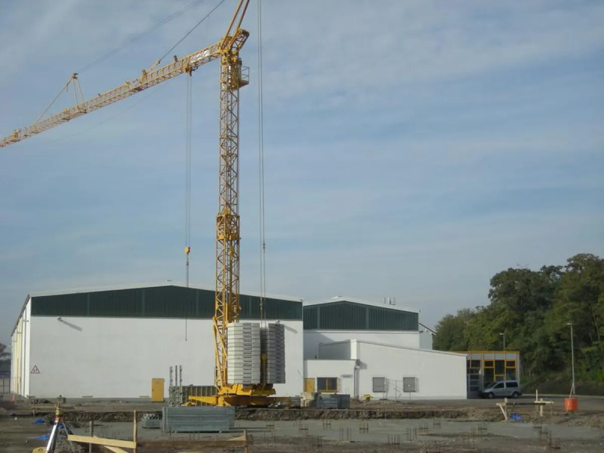 Das Fundament für die neue moderne Logistikhalle wurde bereits erstellt. In Kürze beginnen die Hochbauten.