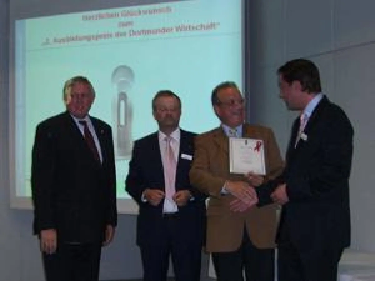 Minister für Arbeit, Gesundheit und Soziales, Karl-Josef Laumann überreicht Urkunde.