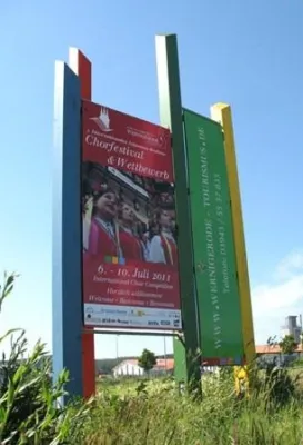 Bild: Neue Stadtaufsteller weisen auf nahendes musikalisches Großereignis hin