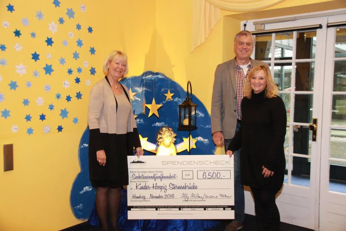 Hospizleiterin Ute Nerge (Kinderhospiz Sternenbrücke) nahm den Spendenscheck von Susanne und Kay Zis