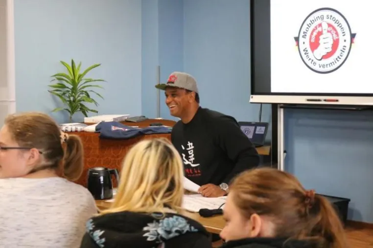 Schulprojekttag gegen Mobbing mit Wertetrainer „2schneidig“ Bild: Schulprojekttag gegen Mobbing mit Wertetrainer „2schneidig“