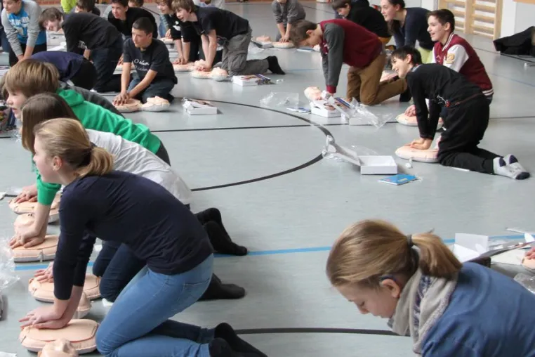 Schüler helfen Leben retten - Aktion der miniSANITÄTER startet in das Jahr 2015 Bild: Schüler helfen Leben retten - Aktion der miniSANITÄTER startet in das Jahr 2015