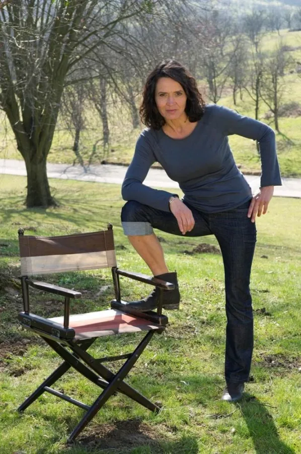 Ulrike Folkerts zeigt Bein für Minenopfer