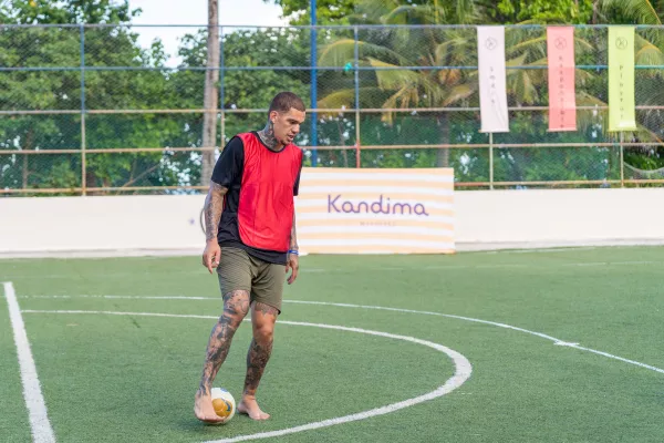 Bild: Man City-Star Ederson bei Testspiel im Kandima Maldives 