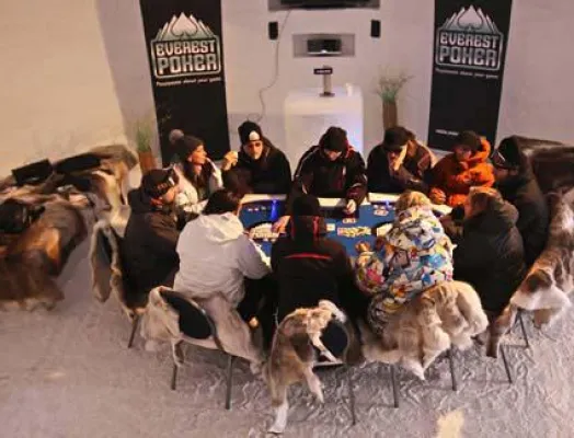 Bild: Das wahrscheinlich höchste Pokerturnier der Welt mit Promibesetzung