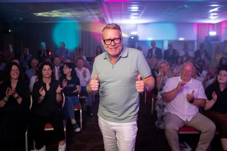 Tischlermeister Gerhard Ausserhuber überzeugt als Finalist mit seinem Auftritt. Bild: Tischlermeister Gerhard Ausserhuber überzeugt als Finalist mit seinem Auftritt.