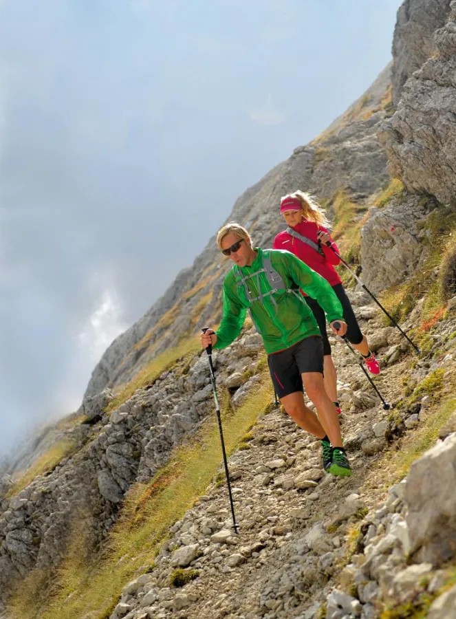 Bunte Sportbekleidung für heiße Sommertage. Credits: SPORT 2000