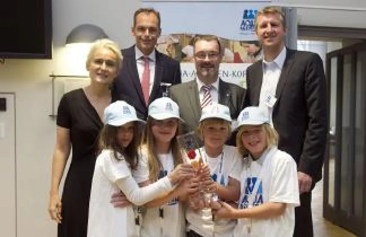 AQUA-AGENTEN der Schule Neuland nehmen den Preis in Empfang