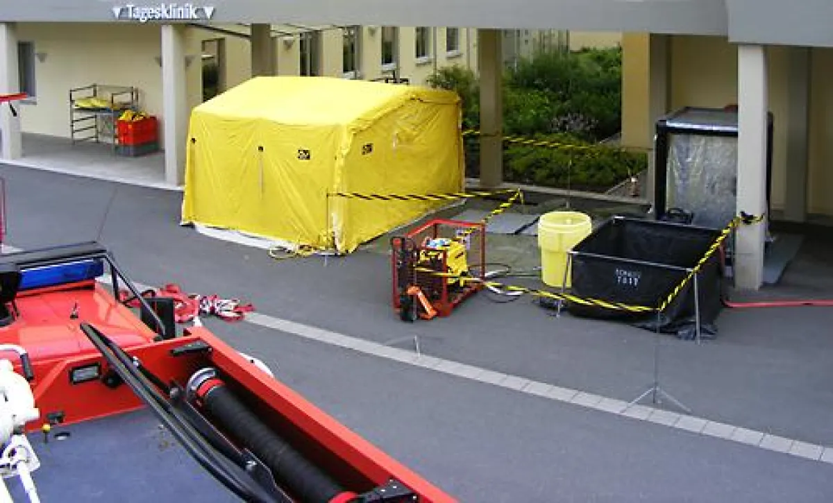 Blick auf die Dekontaminationsstrecke vor dem Gebäude der Zentralklinik Bad Berka