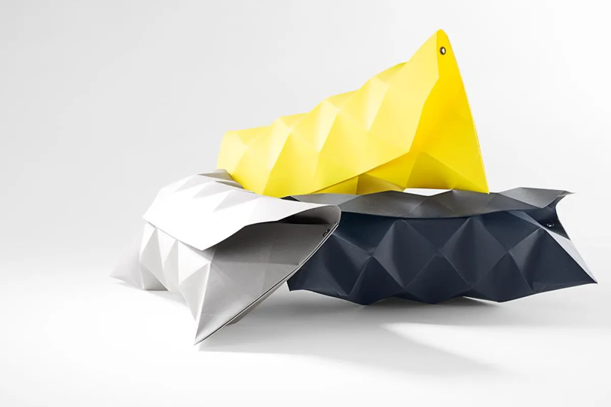 Drei der sechs Farben der neuen Papier-Clutches von Petit Fou