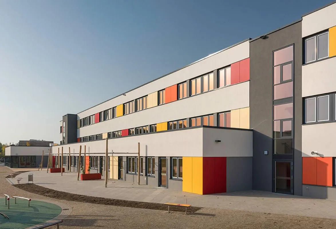 Neubau mit integrierter Mensa und Zwei-Feld-Sporthalle.
