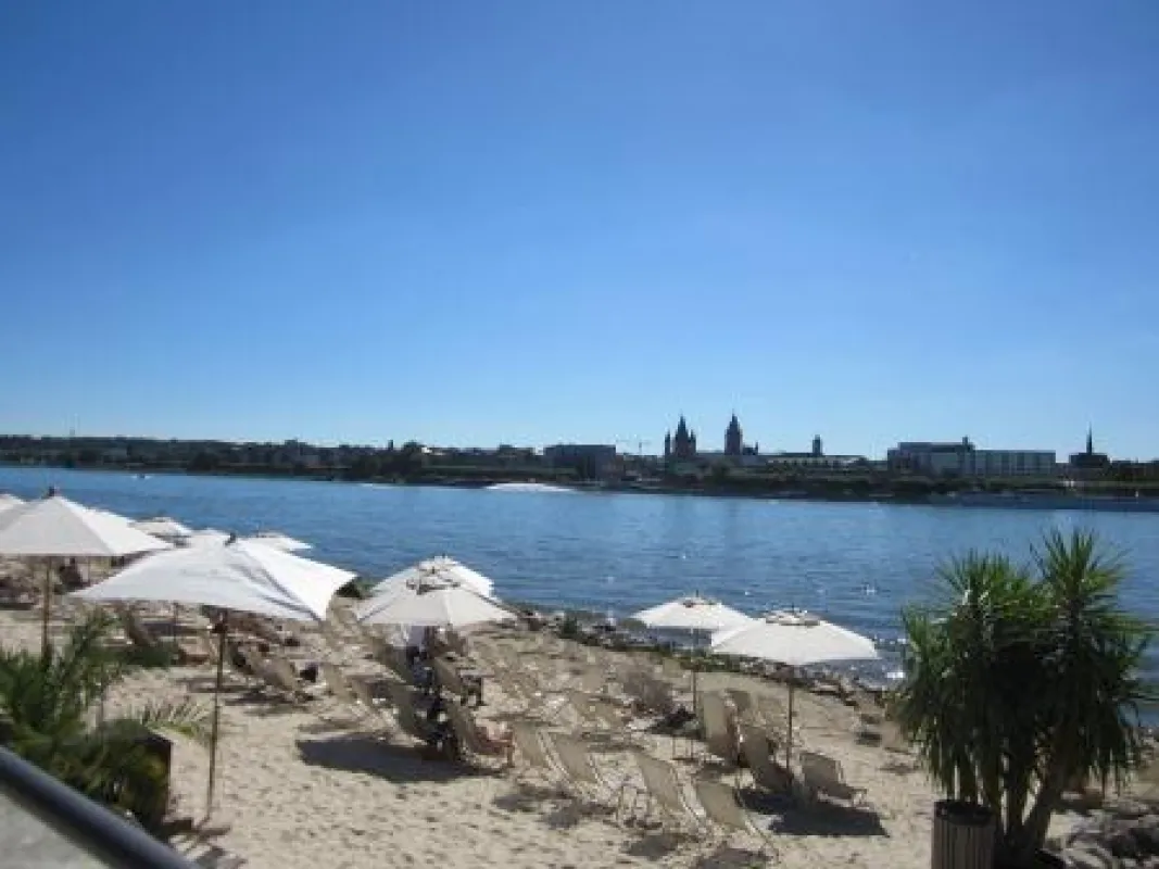 Rheinstrand in Mainz Kastel; Bild: FREZETTI