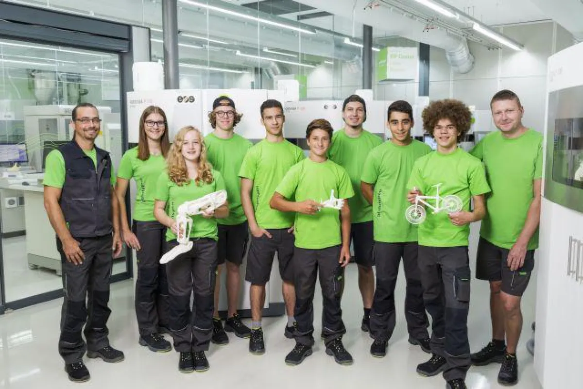 Diese sechs Burschen und zwei Mädchen haben im September ihre Lehre bei 1zu1 begonnen.