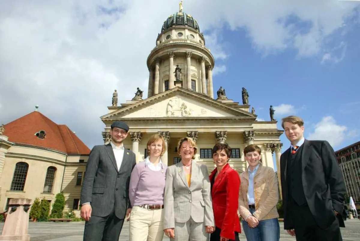 Freude bei nestwärme e.V. Deutschalnd über die Eröffnung der Berliner Geschäftsstelle