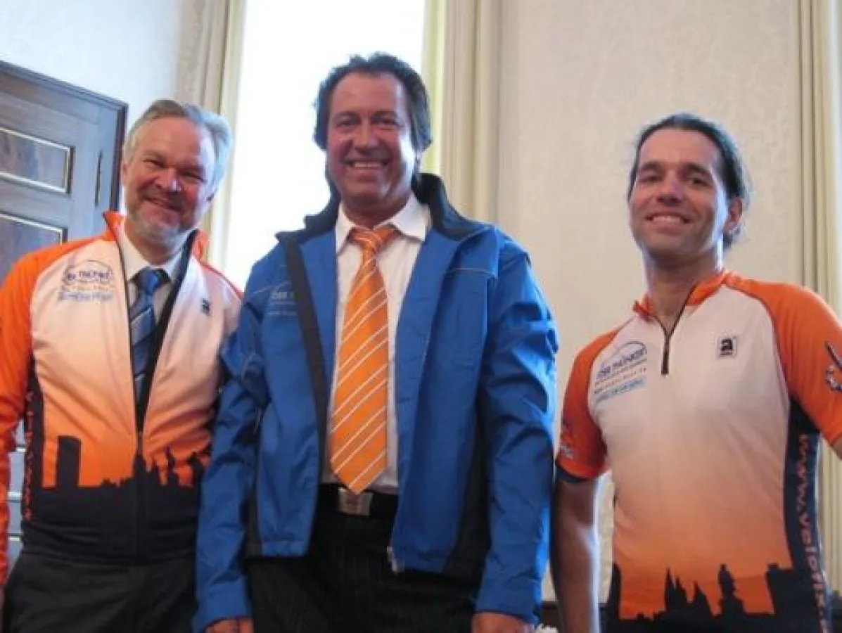 Bürgermeister Helmut Joisten mit Wilfried Thünker und Team-Chef Jürgen Beling (von links)