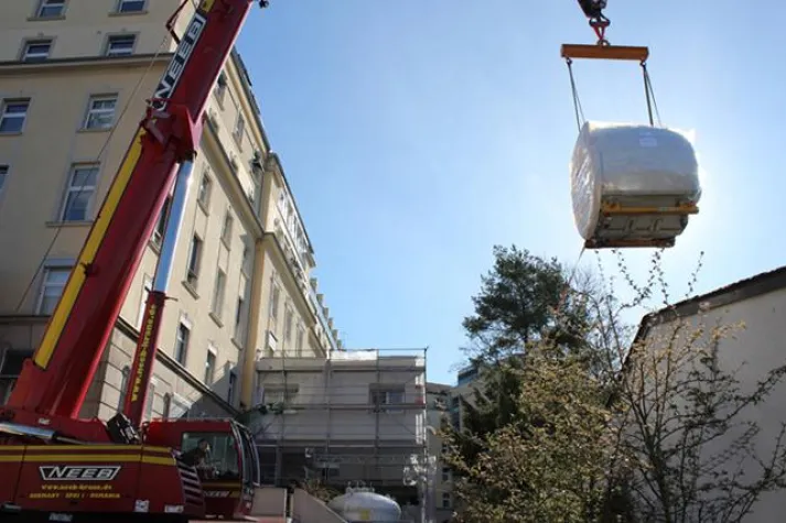 Bild: 4,5 Tonnen Hochleistungs-MRT schwebt ins Bethesda