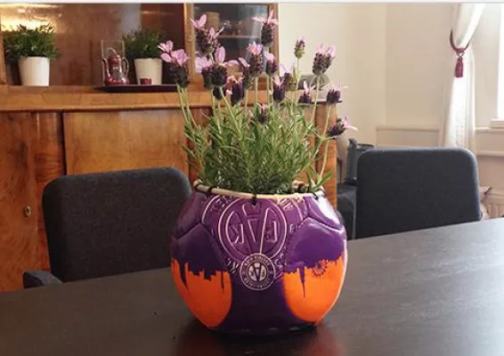 Bild: Upcycling von Fußbällen; neues Leben für alte Bälle