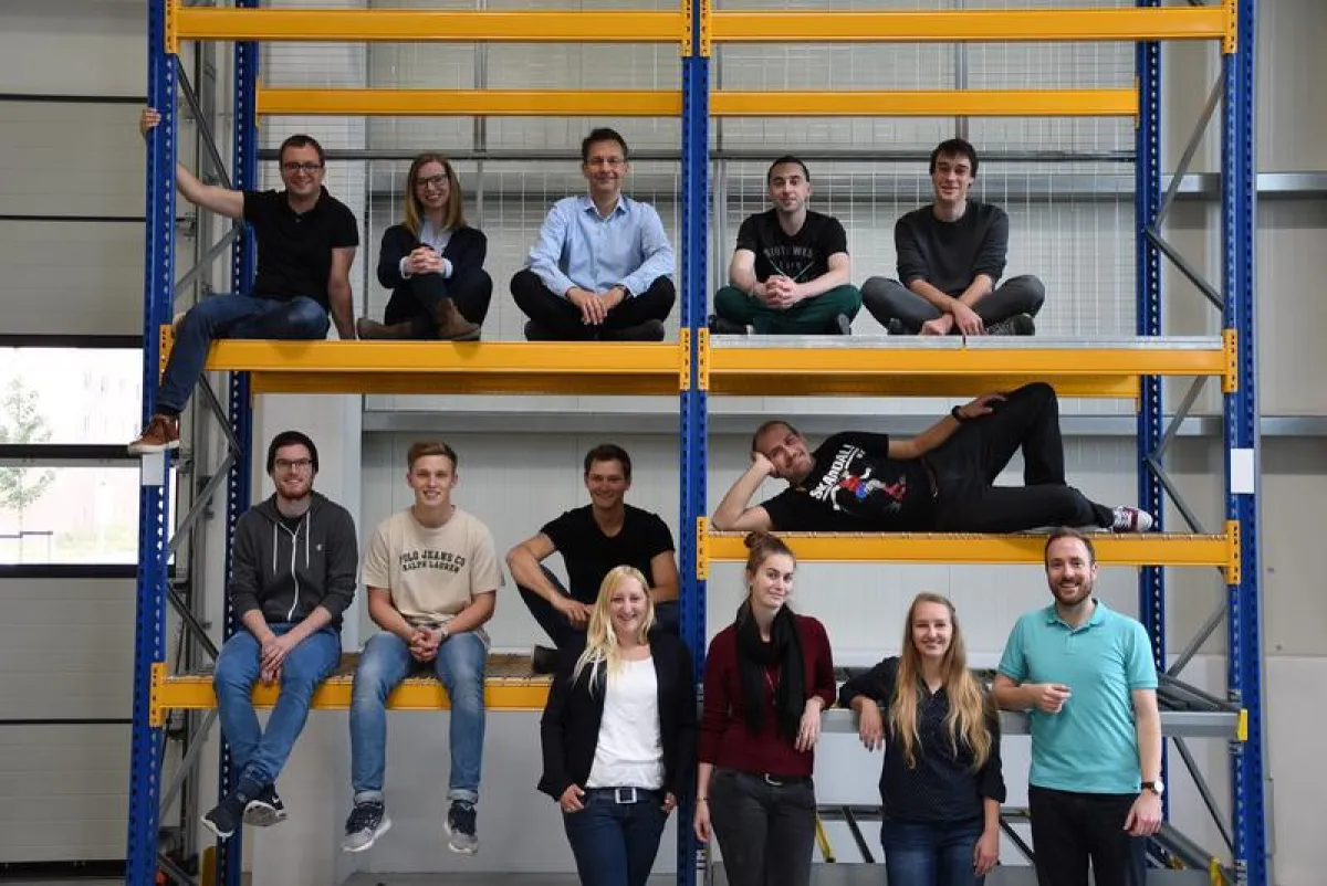 ITL-Leiter Professor Jochen Kreutzfeldt (oben, Mitte) und sein Team. (ITL/TUHH)