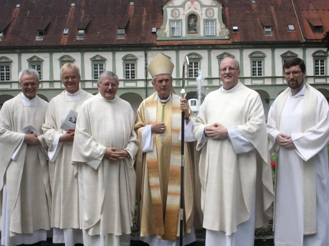 Neupriester Pater Helmut Zenz SDB (2. v. r.)