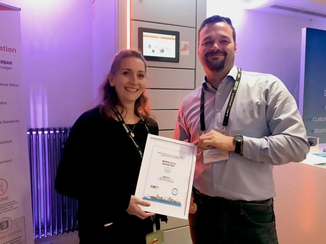 Glückliche Gewinner: Mirjam-Lea Herich und Arne Hameister von GreenPack mit der Siegprämie.