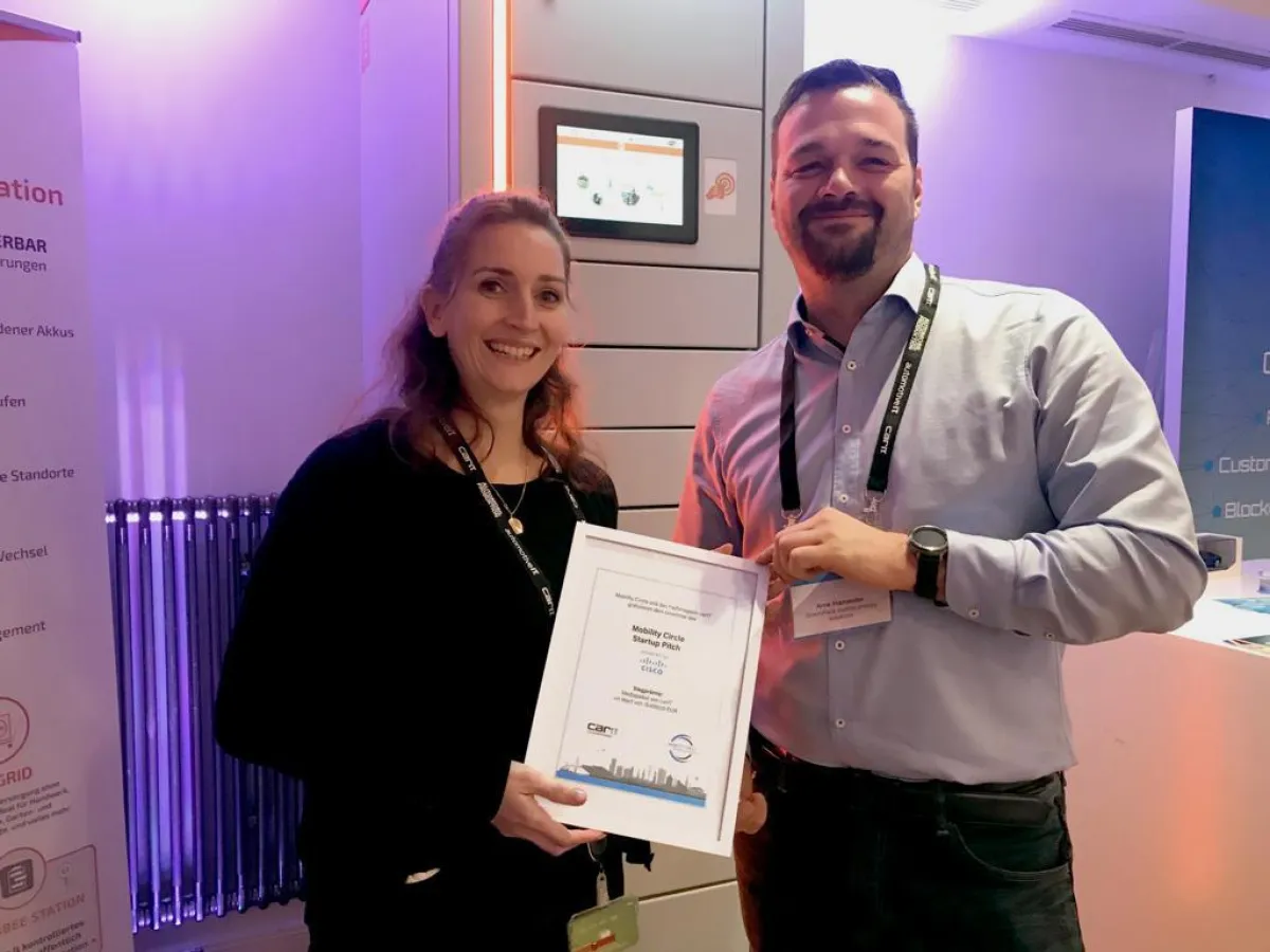 Glückliche Gewinner: Mirjam-Lea Herich und Arne Hameister von GreenPack mit der Siegprämie.