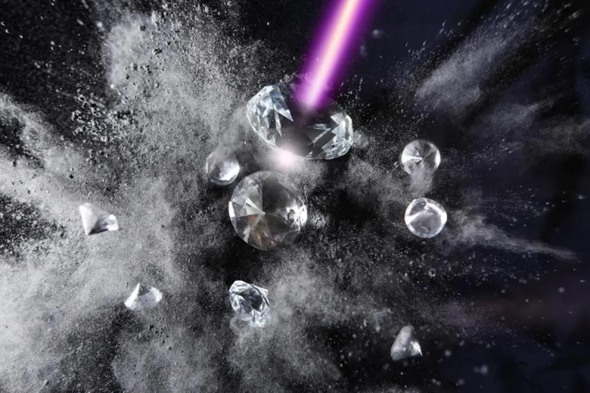 Diamant und Graphit sind zwei unterschiedliche Formen von Kohlenstoff. Den Ablauf der sogenannten Graphitisierung von Diamant haben die Forscher nun per Röntgenlaser detailliert verfolgt. (Bild: DESY,
