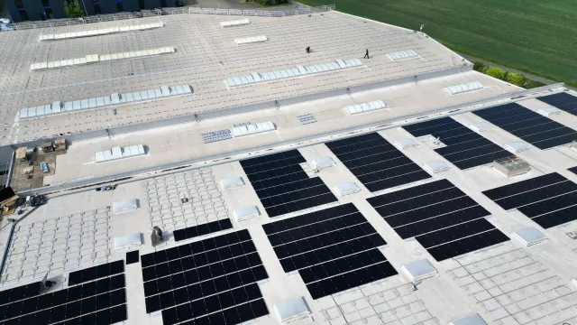 Bild: Die GLA-WEL GmbH installiert eine Photovoltaik-Anlage, um ihre Energiebilanz weiter zu verbessern