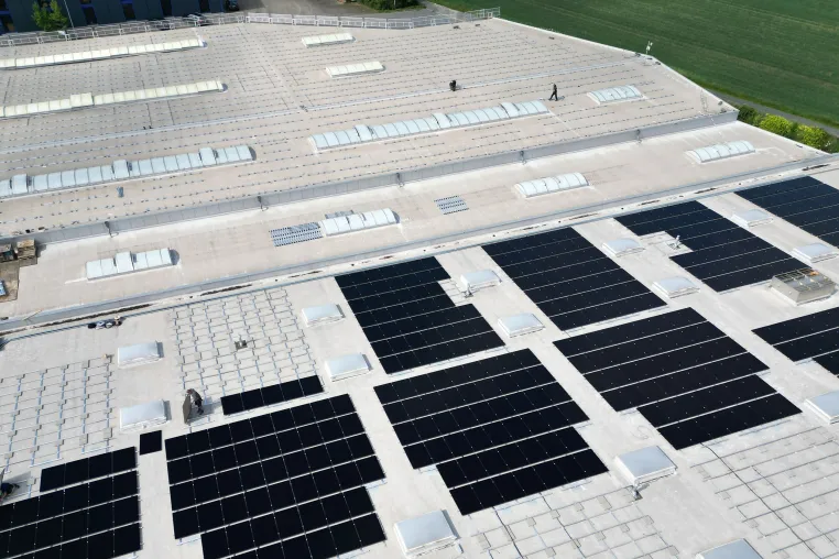 Die GLA-WEL GmbH installiert eine Photovoltaik-Anlage, um ihre Energiebilanz weiter zu verbessern Bild: Die GLA-WEL GmbH installiert eine Photovoltaik-Anlage, um ihre Energiebilanz weiter zu verbessern