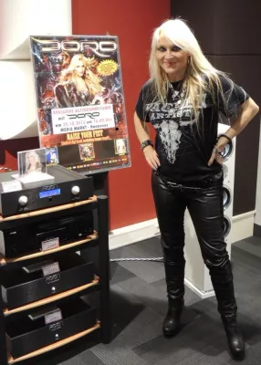 Raise your Fist. Doro begeistert die Fans in Hannover im Media Markt. Bild: Raise your Fist. Doro begeistert die Fans in Hannover im Media Markt.