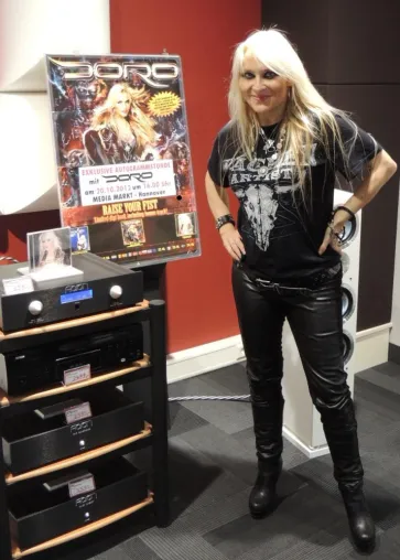 Bild: Raise your Fist. Doro begeistert die Fans in Hannover im Media Markt.
