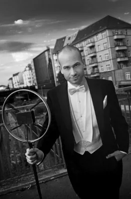 Bild: EIN NEUER MAX RAABE - ?Konzert von Sänger-Songwriter Christoph Sauer in der Schwartzschen Villa, Steglitz