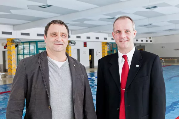 Bild: Studierende der Hochschule Harz legen erneut Informatikprüfung im Schwimmbad Wernigerode ab