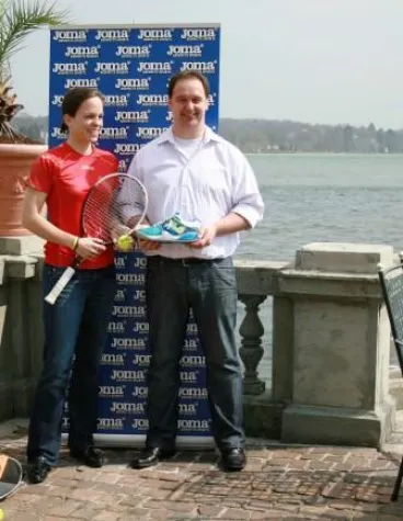 Bild: Tennisprofi Nathalie Luft präsentiert JOMA als Ausrüster – Dreijahresvertrag abgeschlossen