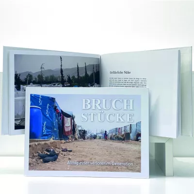 Bild: Der etwas andere Adventskalender: Prominente lesen Flüchtlingsgeschichten aus den Zeltschulen