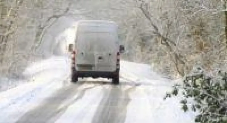 Glatte Straßen: Telematik-Einsatz im Winterdienst hilft, Chaos zu vermeiden Bild: Glatte Straßen: Telematik-Einsatz im Winterdienst hilft, Chaos zu vermeiden