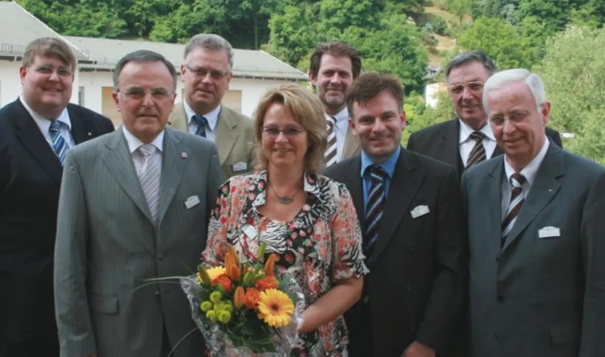 Gruppenbild mit Dame: Vorstand und Geschäftsführung von MitteHessen in Weilburg