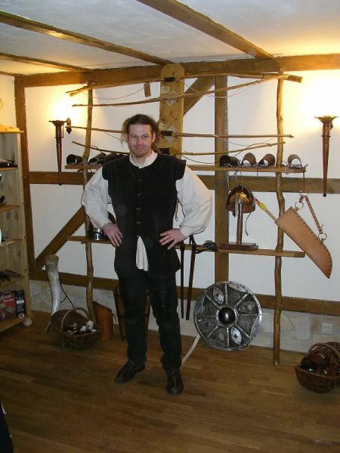 Richard Gösken hier in seinem Mittelalter- Ladengeschäft.