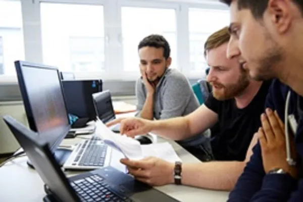 Weiterqualifizierung für Ingenieure – berufsbegleitend zum Master Bild: Weiterqualifizierung für Ingenieure – berufsbegleitend zum Master