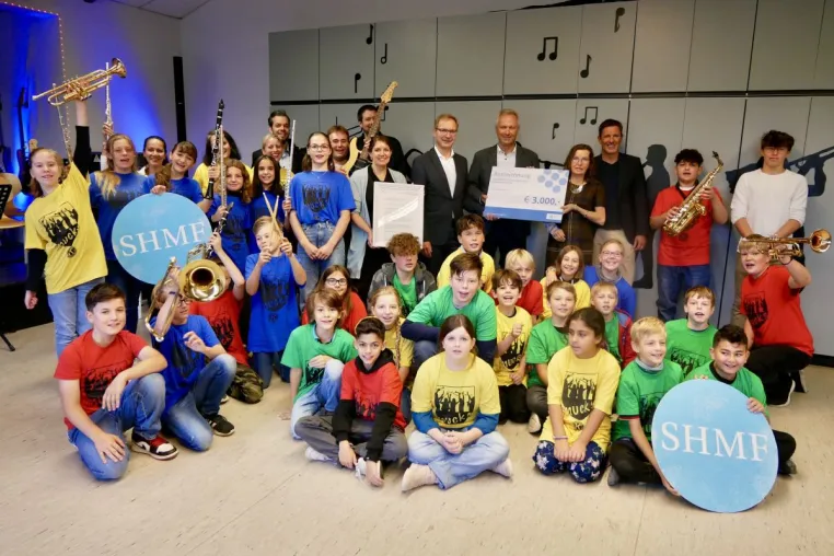 Bild: Schleswig-Holstein Musik Festival und HanseWerk verleihen Schulmusikpreis an die César-Klein-Schule in Ratekau