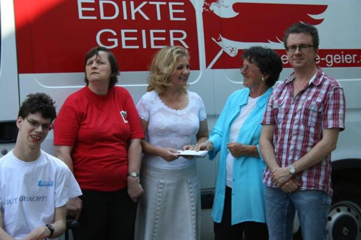 v.l.n.r.: Bewohner Tagesheimstätte, Ivanka Vanja Prikoszovits/Geschäftsführerin Edikte-Geier, Margarete und Erich Zeillinger/ Behindertenhilfe Klosterneuburg