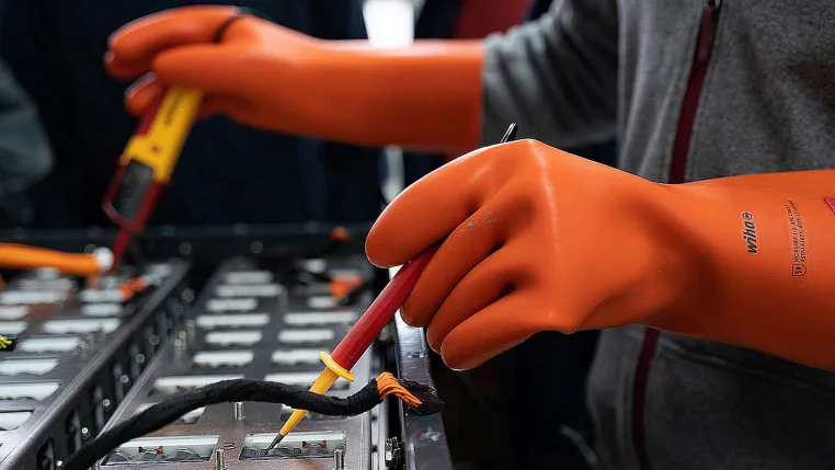 Bild: Elektromobilität erreicht neues Level – Mobility Academy macht Fachkräfte fit für Hochvolt-Technologie