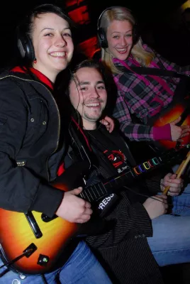 Gitarren-Action bei der Jugendreise Bild: Gitarren-Action bei der Jugendreise