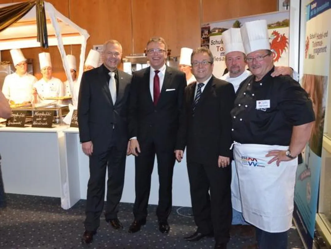 Schüler mit (von links) BHG-Präsident Brandl, stv. Landrat Stahl, Bürgerm. Dutz und FL Schultes u. K
